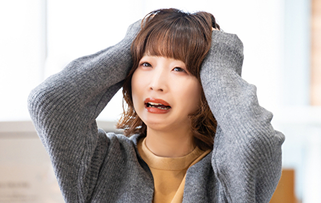 頭皮アートメイクがバレたらどうしようと悩む女性