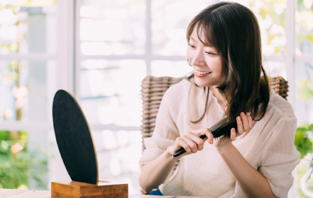 頭皮アートメイクを長持ちさせるためのアフターケアをする女性